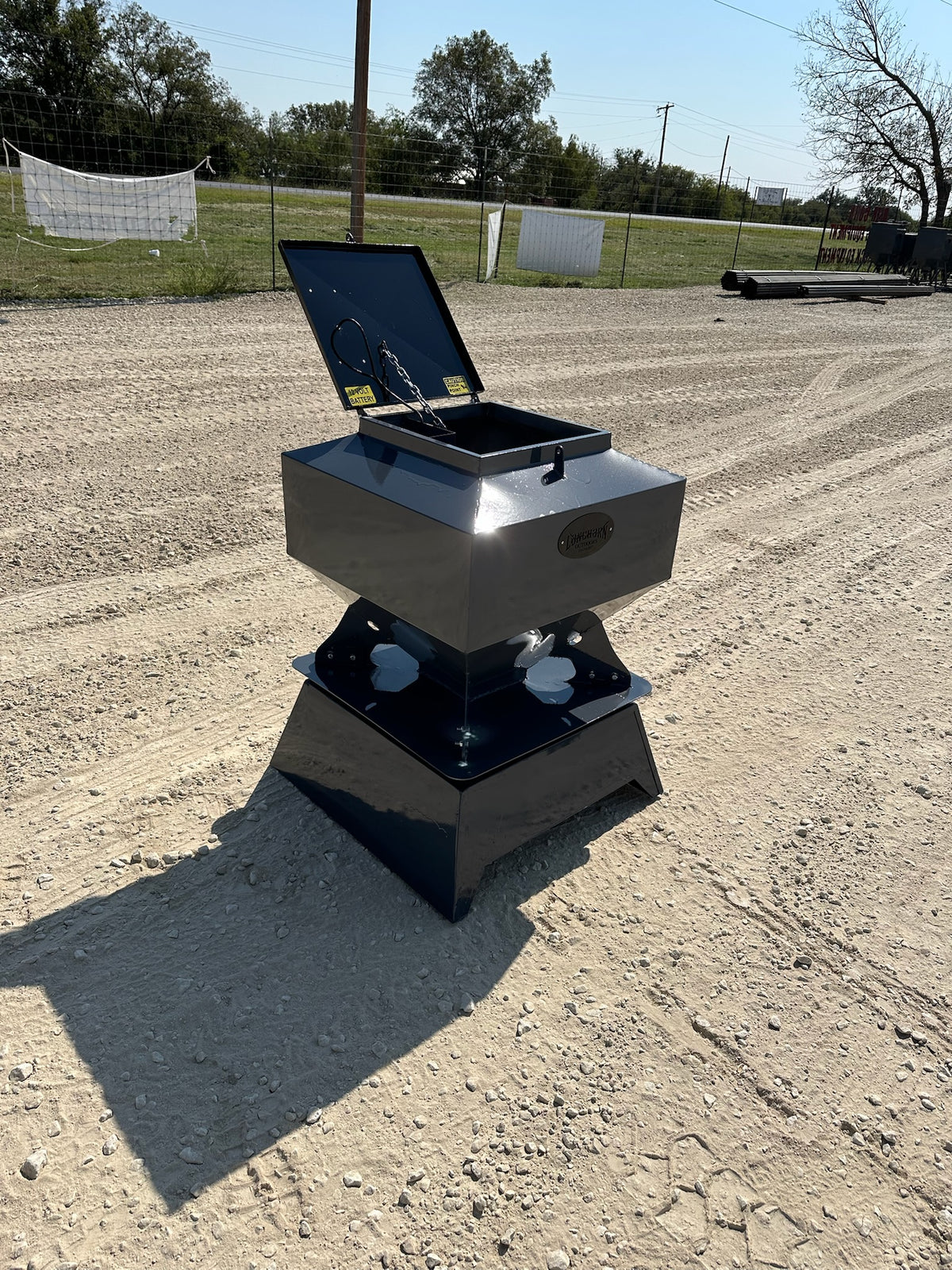 Longhorn Magnum 600 feeder hopper, alternate angle